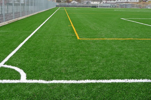Campo de fútbol de césped artificial